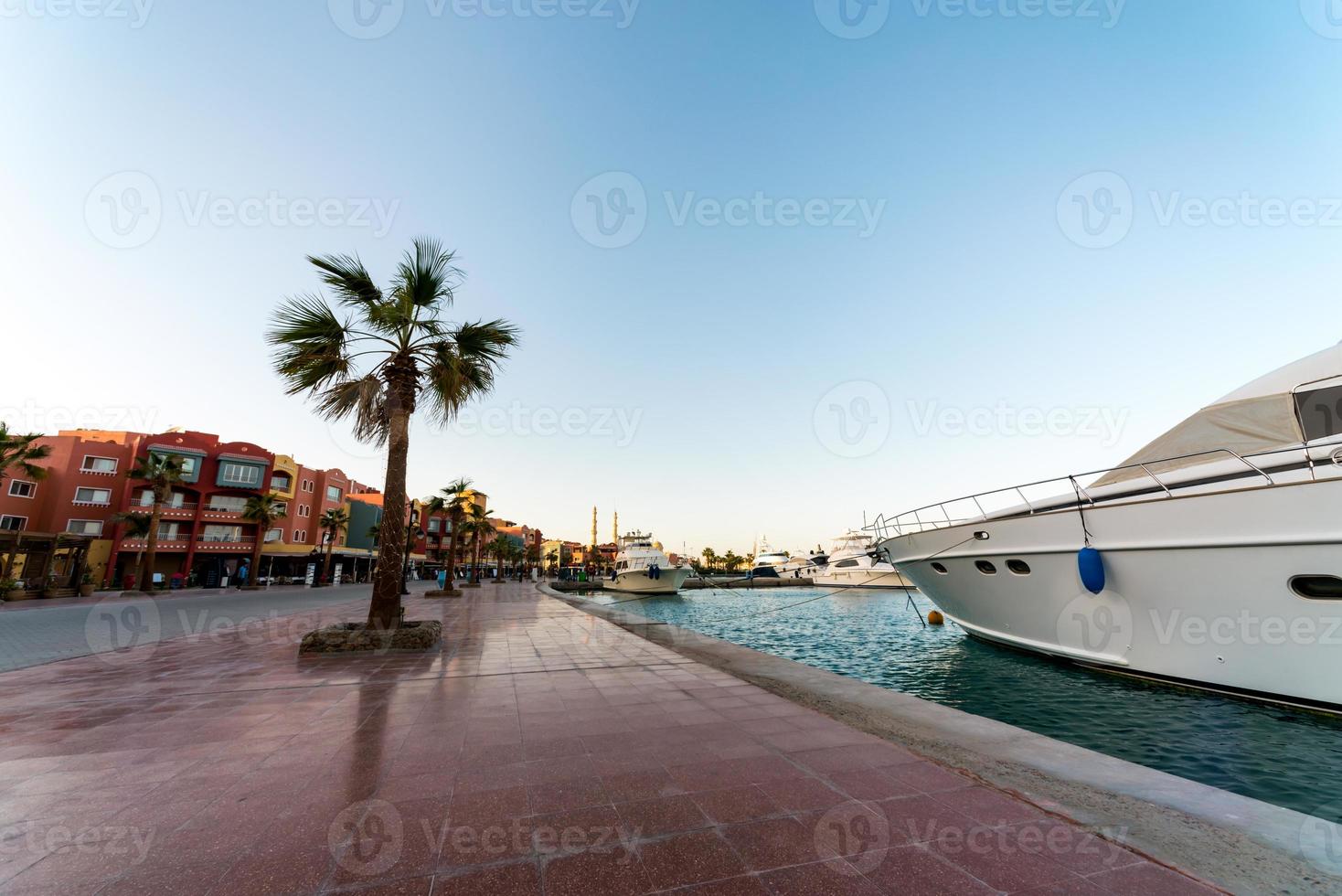 rua aterro do mar vermelho no egito com navios e barcos foto