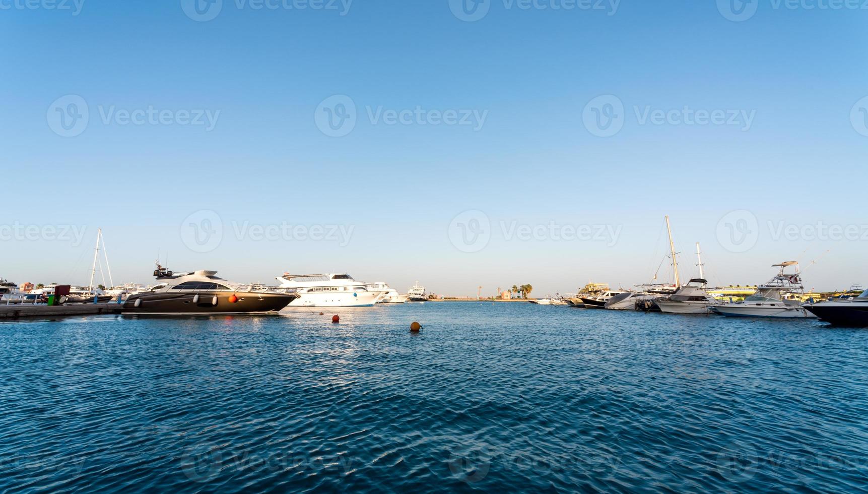 rua aterro do mar vermelho no egito com navios e barcos foto