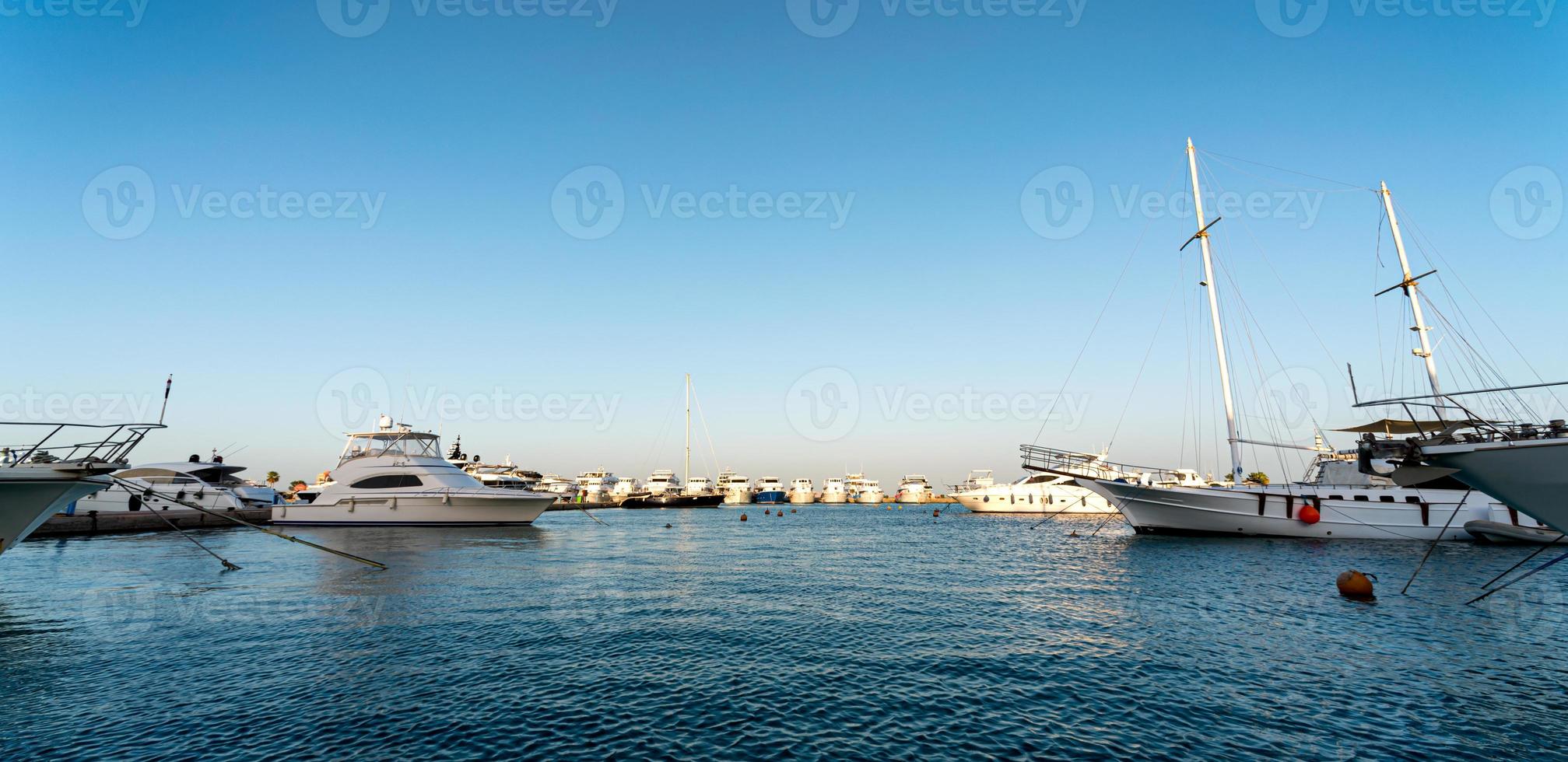 rua aterro do mar vermelho no egito com navios e barcos foto