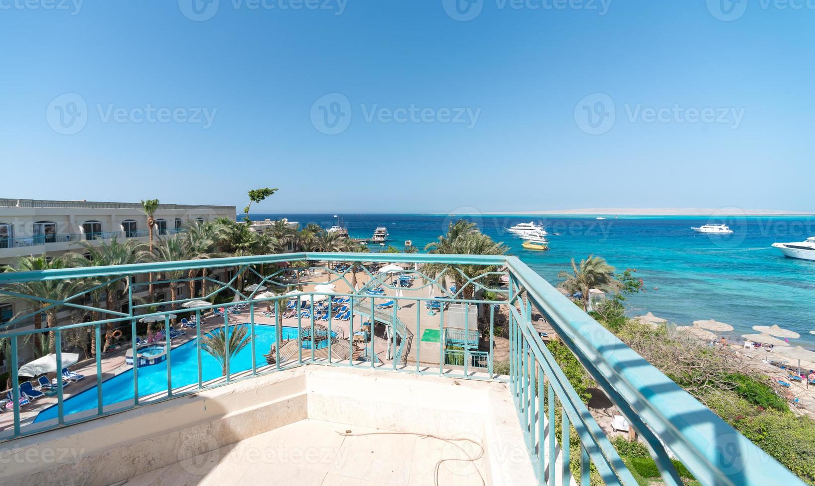 vista panorâmica do hotel com piscina e mar vermelho foto