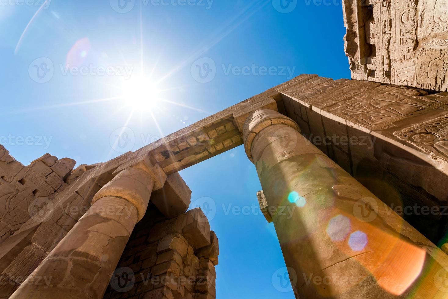 colunas antigas em um templo karnak em luxor foto