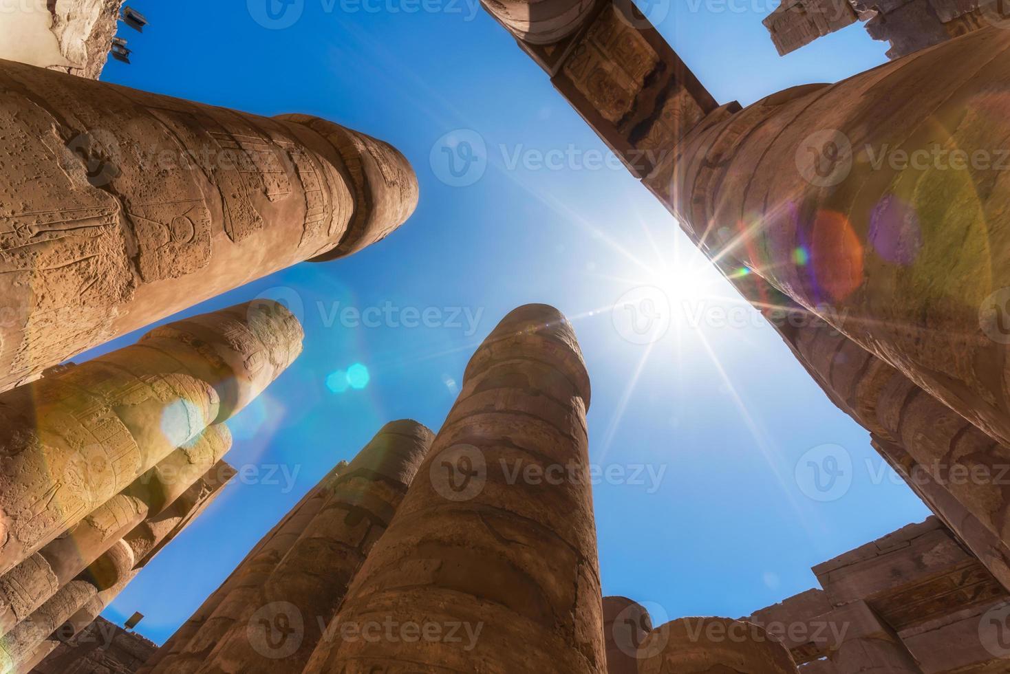 colunas antigas em um templo karnak em luxor foto