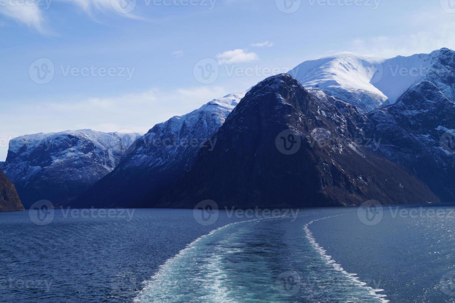 com um navio de cruzeiro pelo ardalsfjord foto