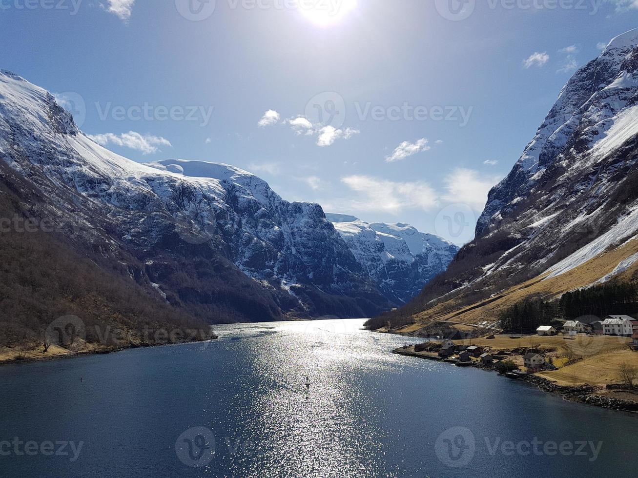 com um navio de cruzeiro pelo ardalsfjord foto