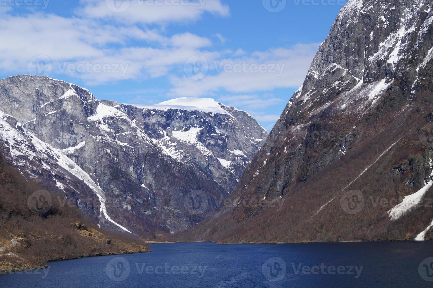 com um navio de cruzeiro pelo ardalsfjord foto