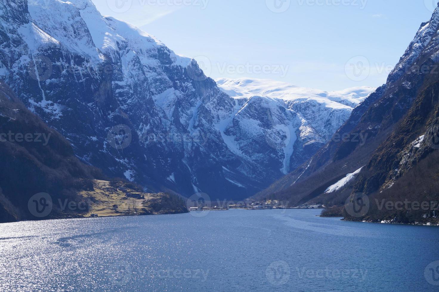 com um navio de cruzeiro pelo ardalsfjord foto