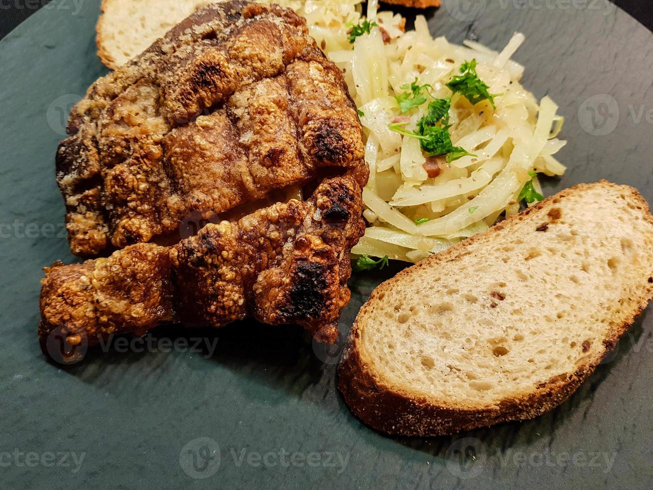 junta de porco com chucrute e pão foto