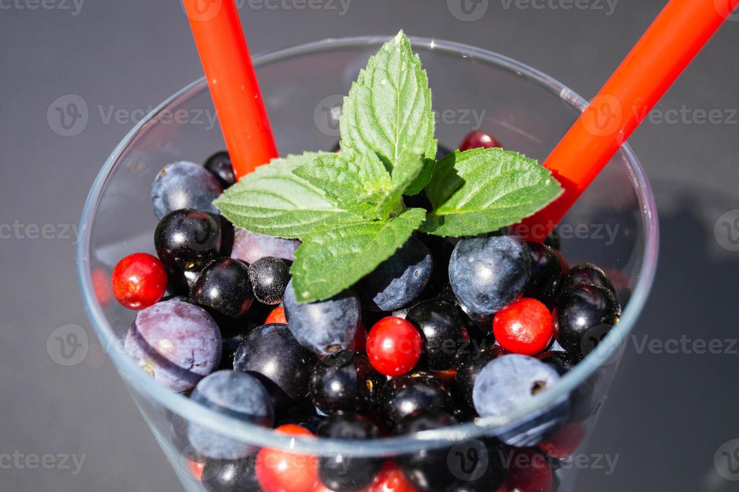 medicina alternativa com frutas e bagas de ervas farmacêuticas foto