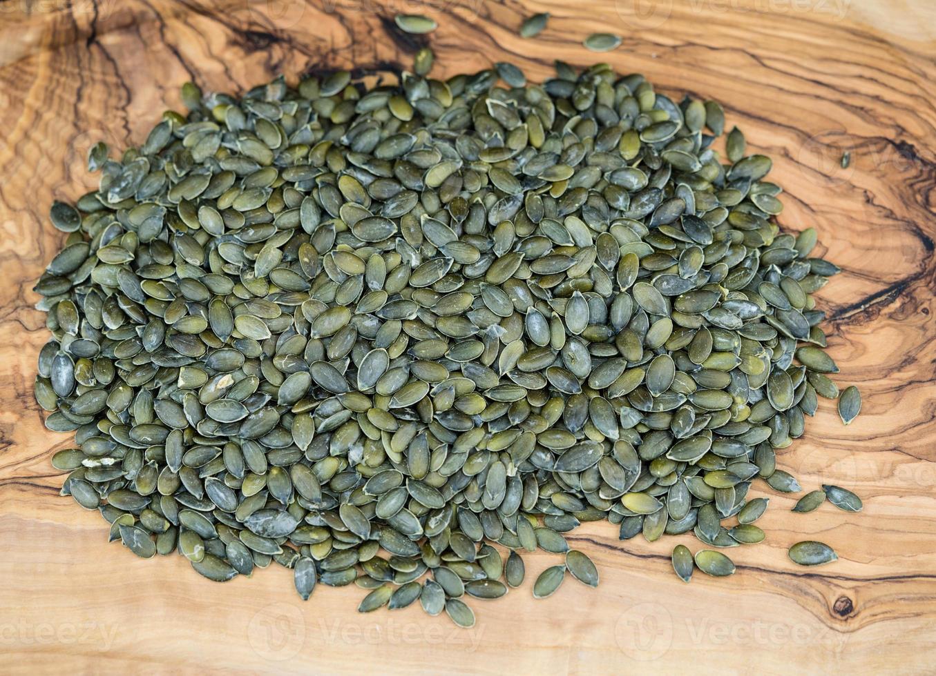 sementes de abóbora torradas na madeira de oliveira foto