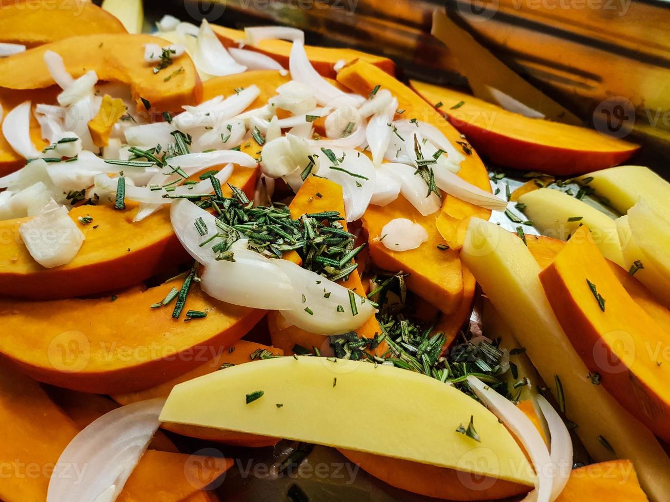 caçarola com queijo de ovelha de abóbora e fatias de batata foto