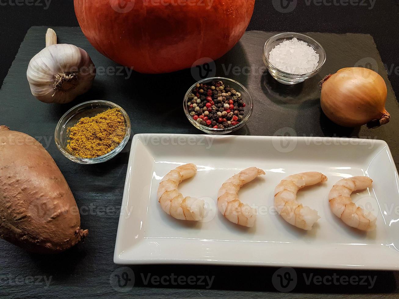 caçarola com queijo de ovelha de abóbora e fatias de batata foto