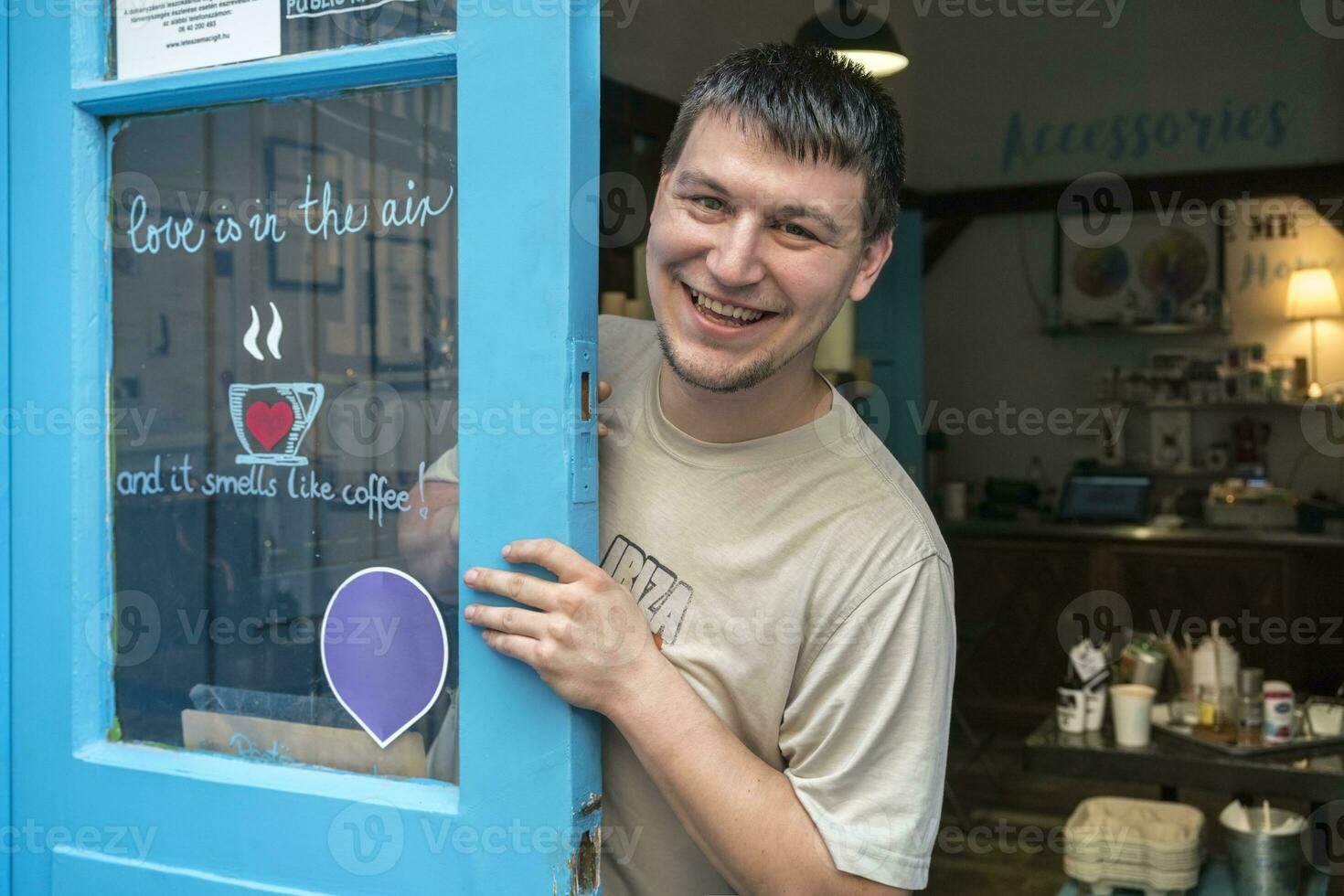 retrato do uma sorridente café torrador em a porta do uma café roastery foto