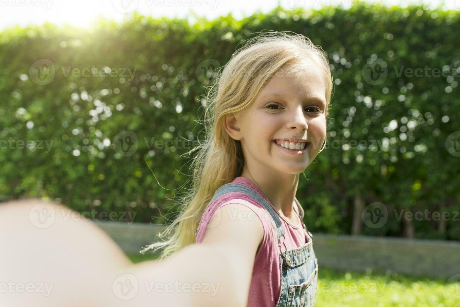 fofa Loiras menina levando selfie dentro jardim foto