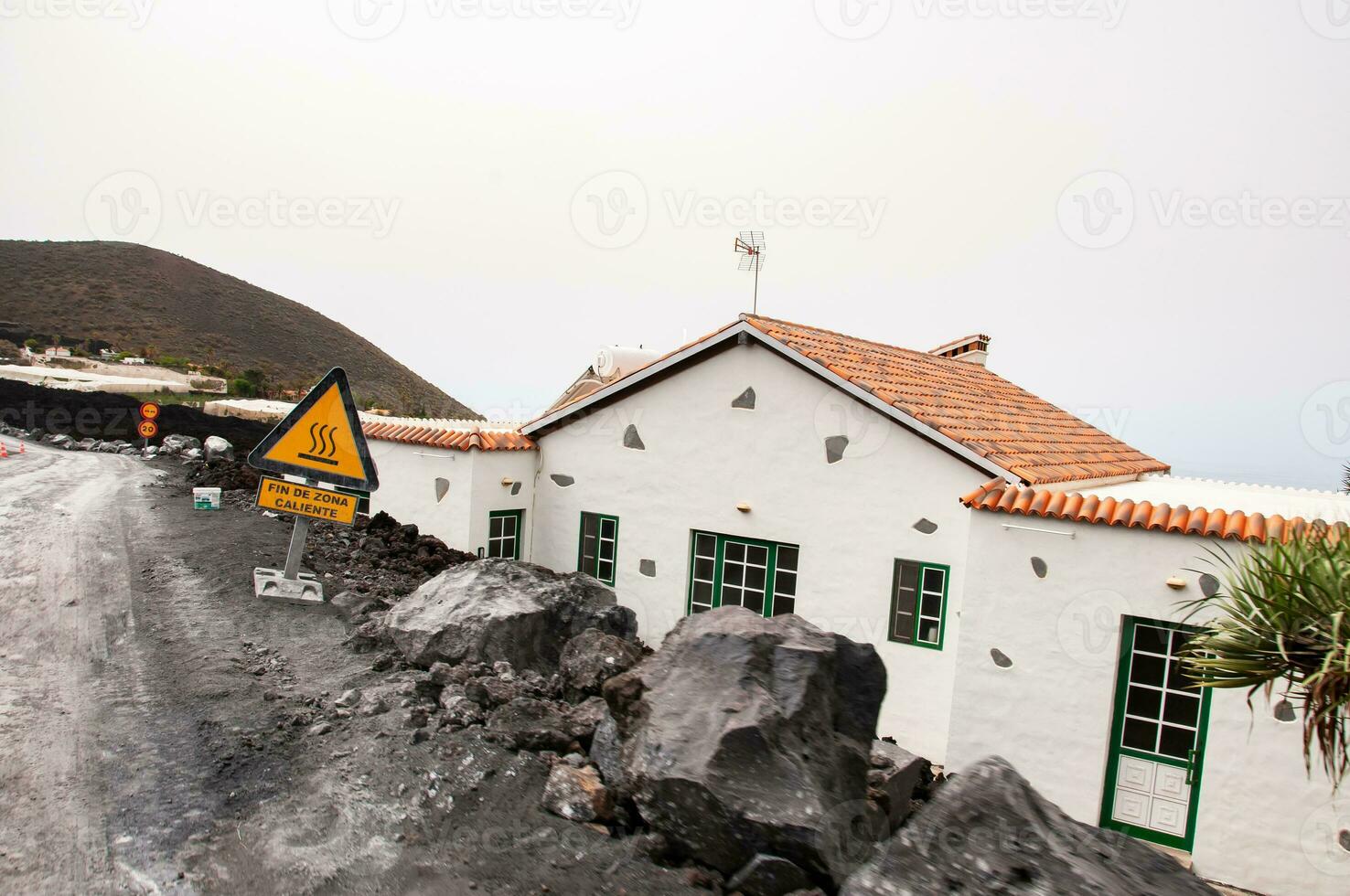 construção destruído de a vulcânico lava fluxo a partir de a cumbre Vieja vulcão, em a ilha do la palma foto