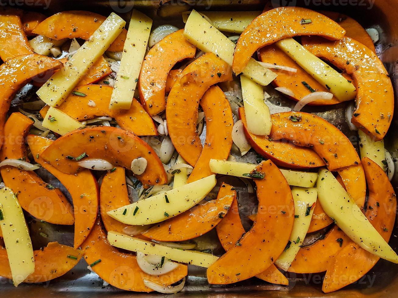 caçarola com queijo de ovelha de abóbora e fatias de batata foto