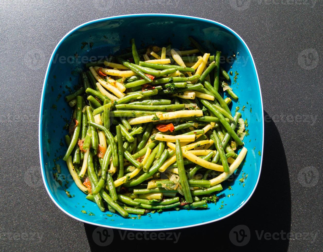 feijão verde fresco com tomate e salsa foto