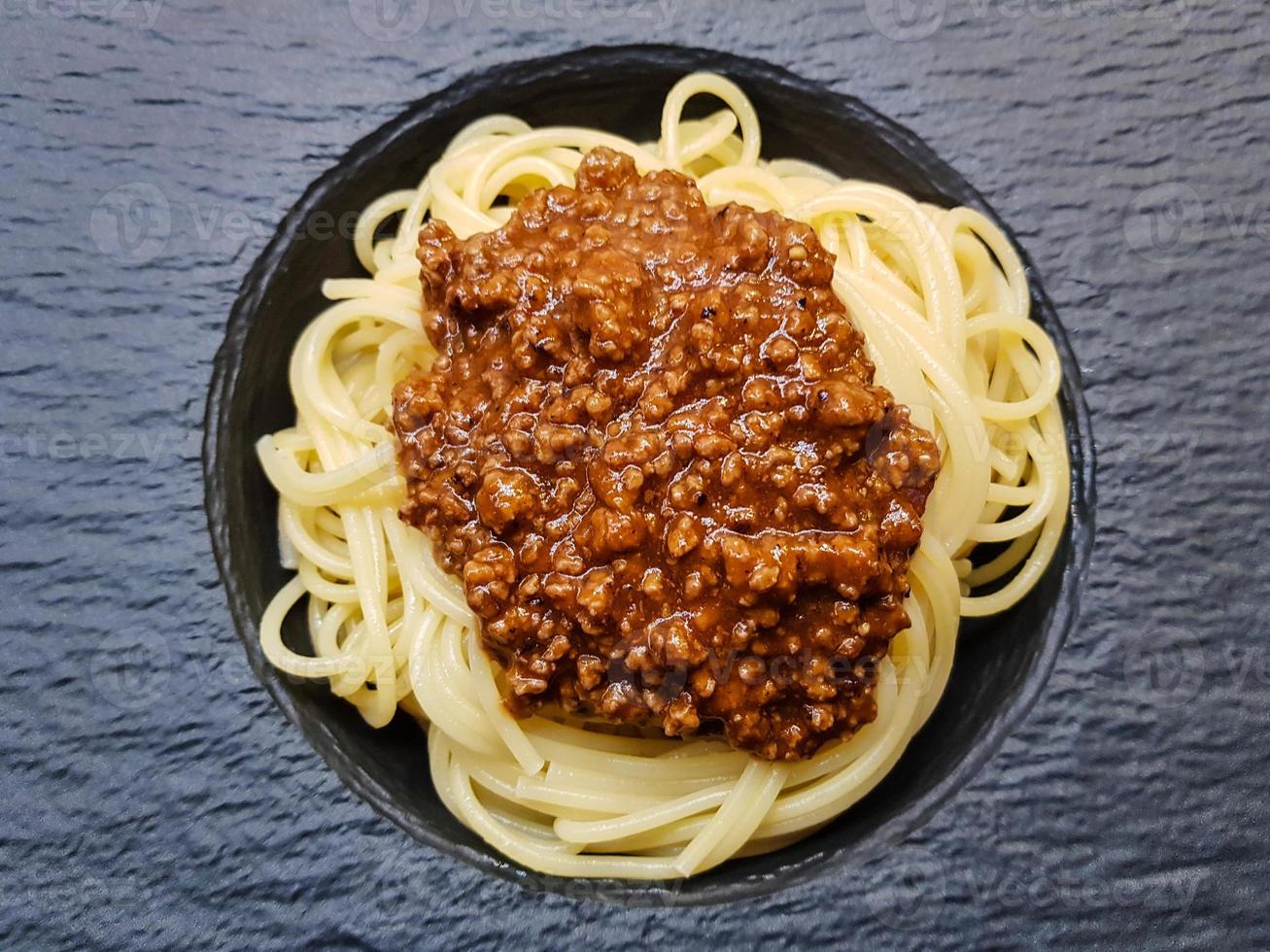 espaguete à bolonhesa com molho de tomate foto