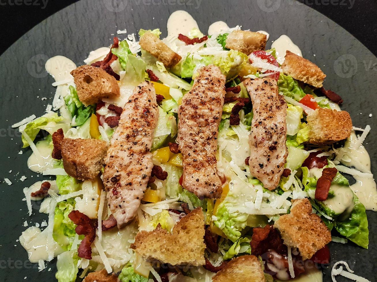 tradicional salada césar com frango grelhado foto