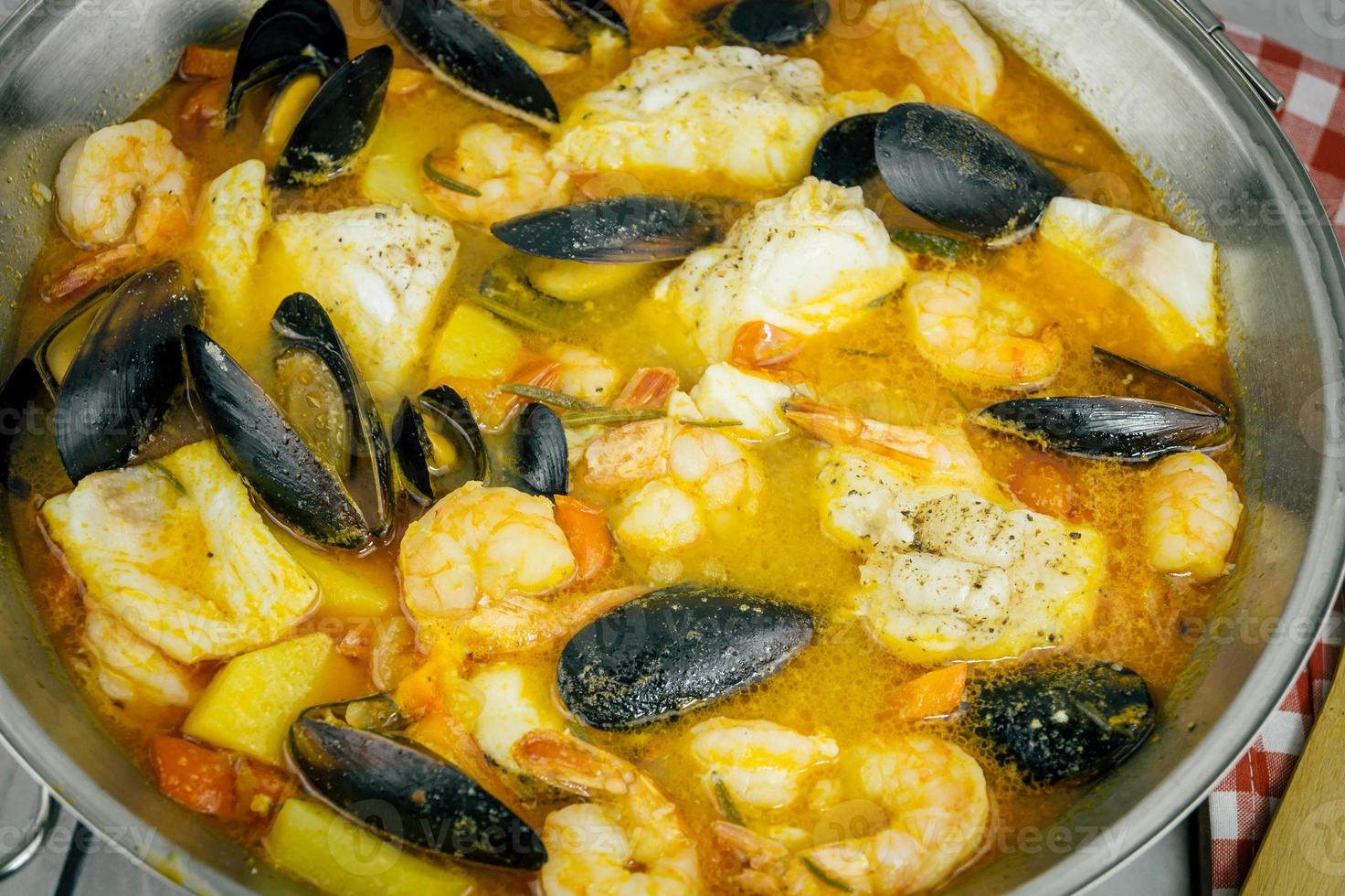 ingredientes para uma cataplana portuguesa de marisco foto