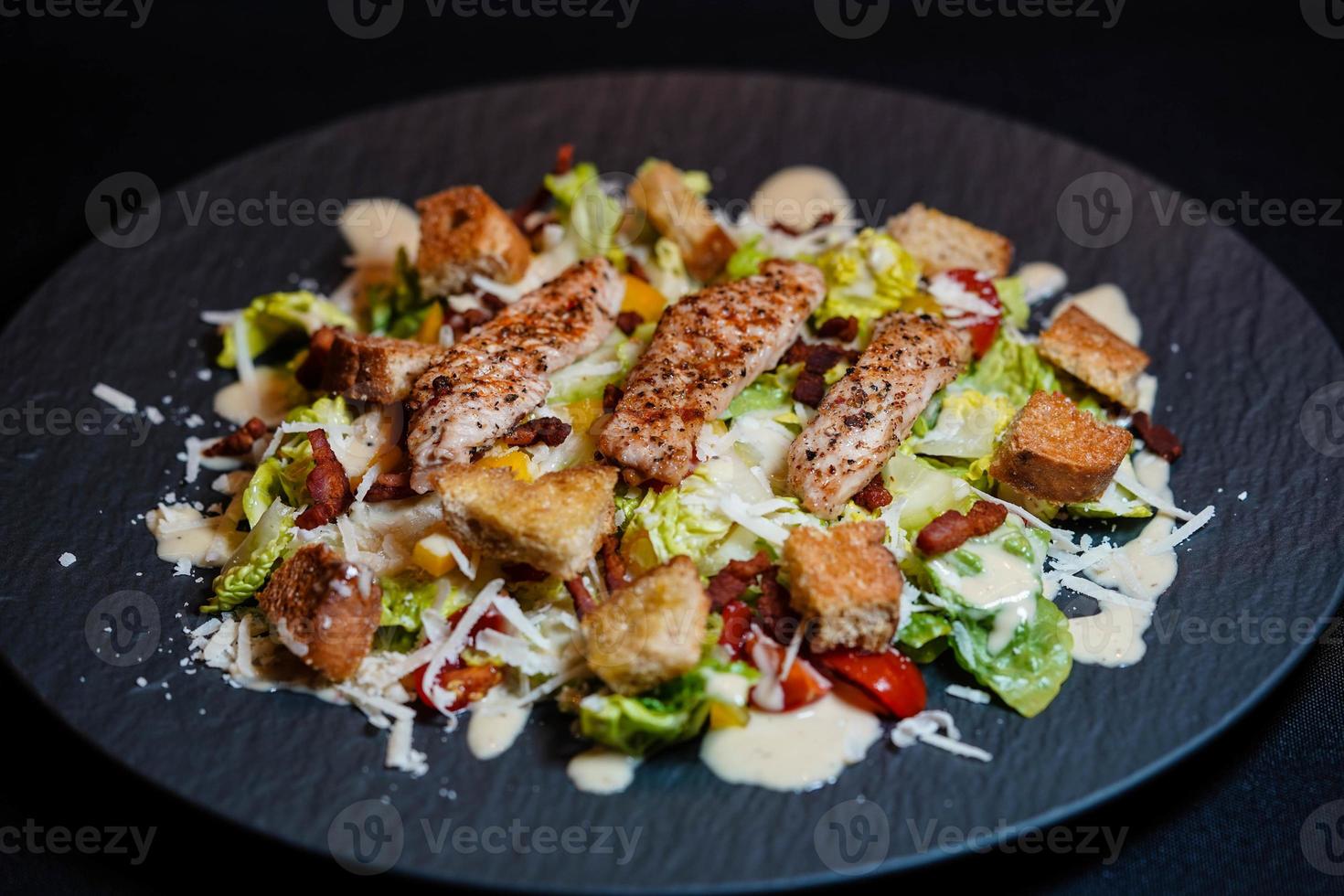 tradicional salada césar com frango grelhado foto