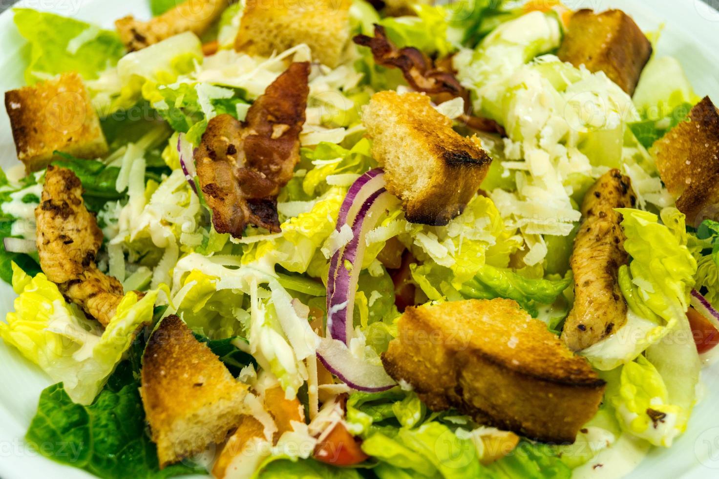 tradicional salada césar com frango grelhado foto