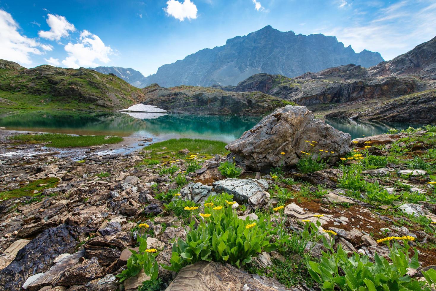 pequeno lago de alta montanha com transparente foto