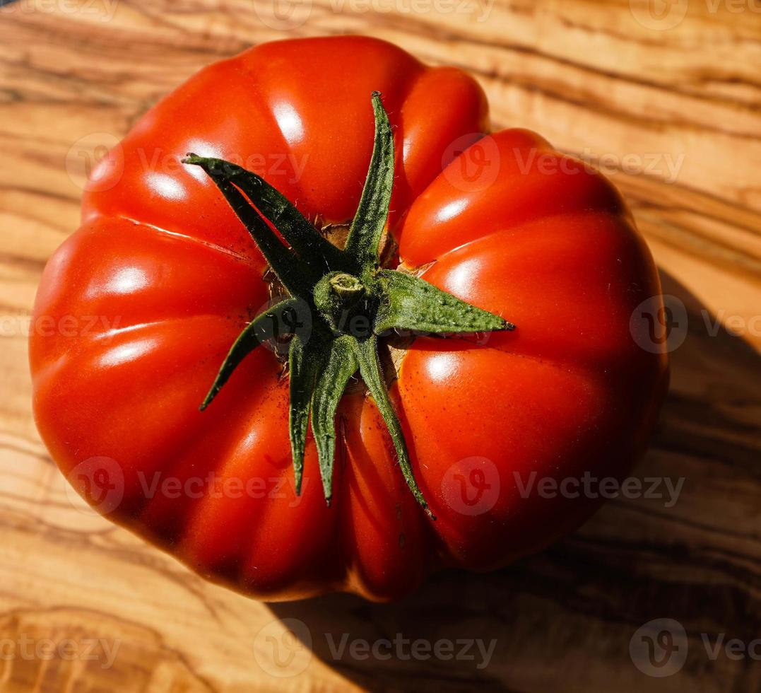 tomate redondo vermelho solanum lycopersicum para uma sopa foto