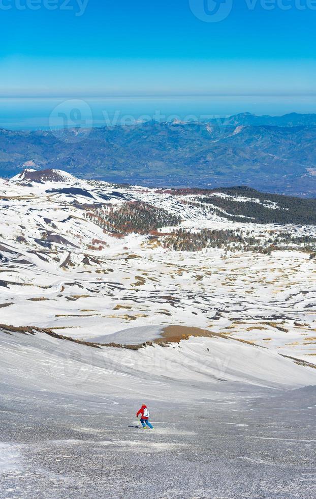 esquiar no vulcão etna na sicília foto