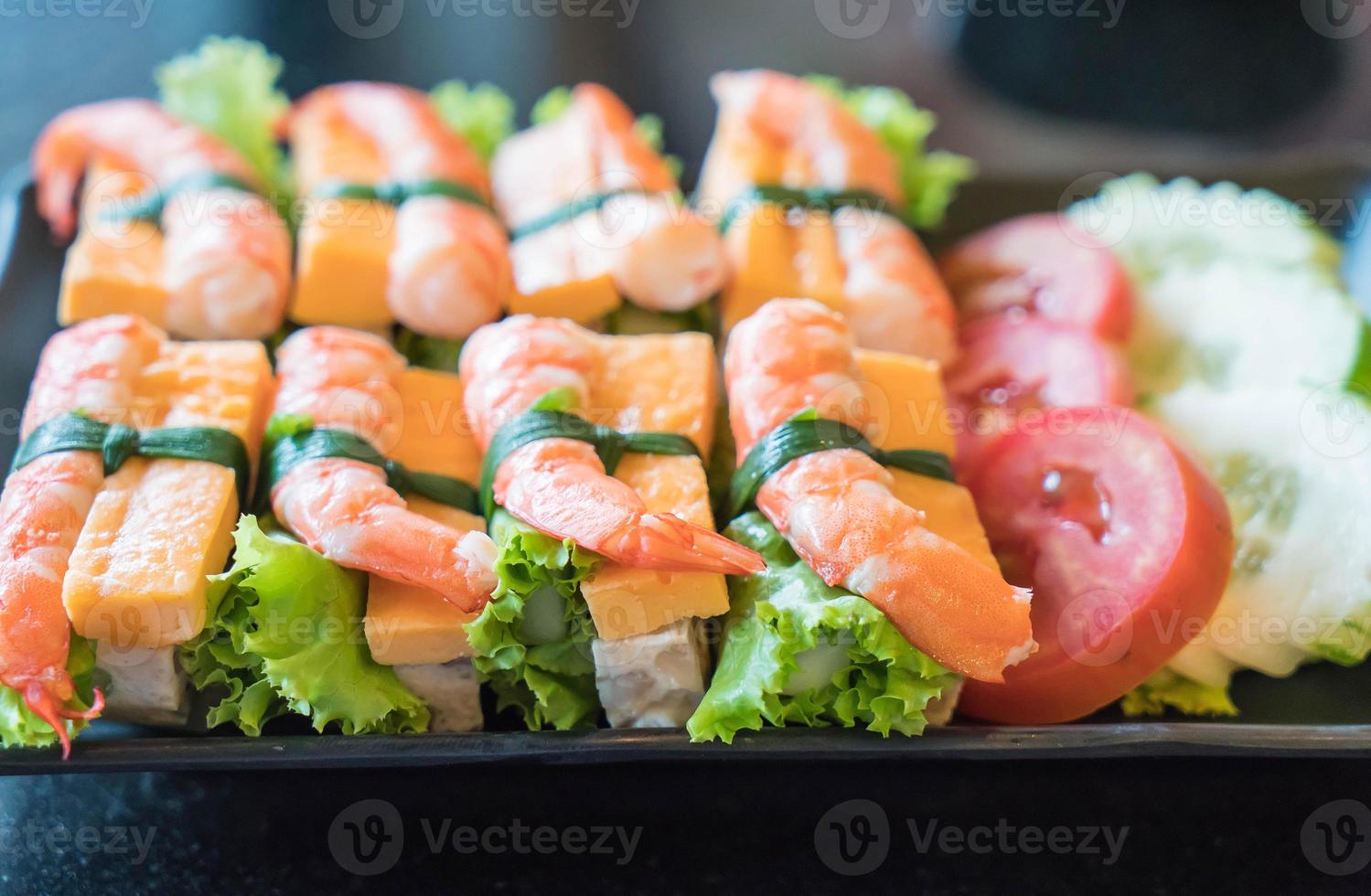 salada vietnamita com camarão e ovo foto