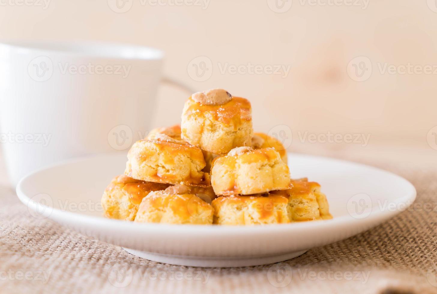 biscoitos durian em prato branco - sobremesa foto