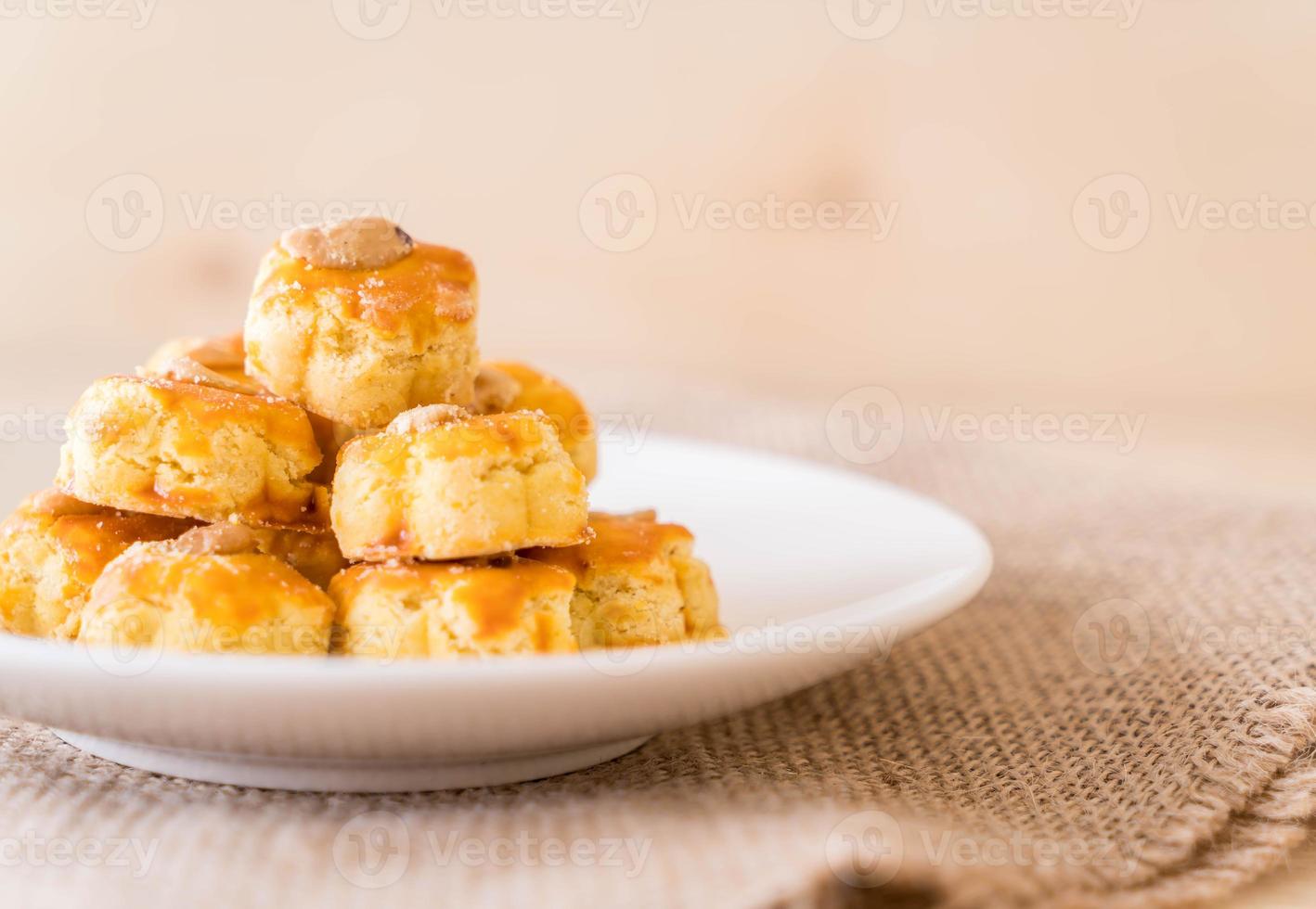 biscoitos durian em prato branco - sobremesa foto