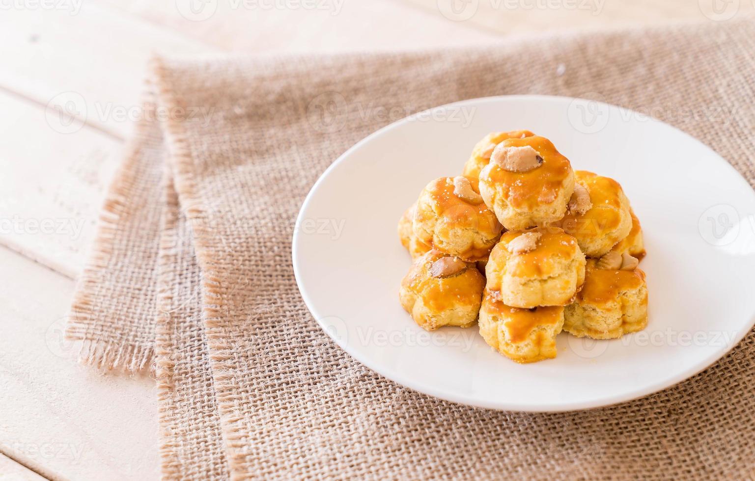 biscoitos durian em prato branco - sobremesa foto