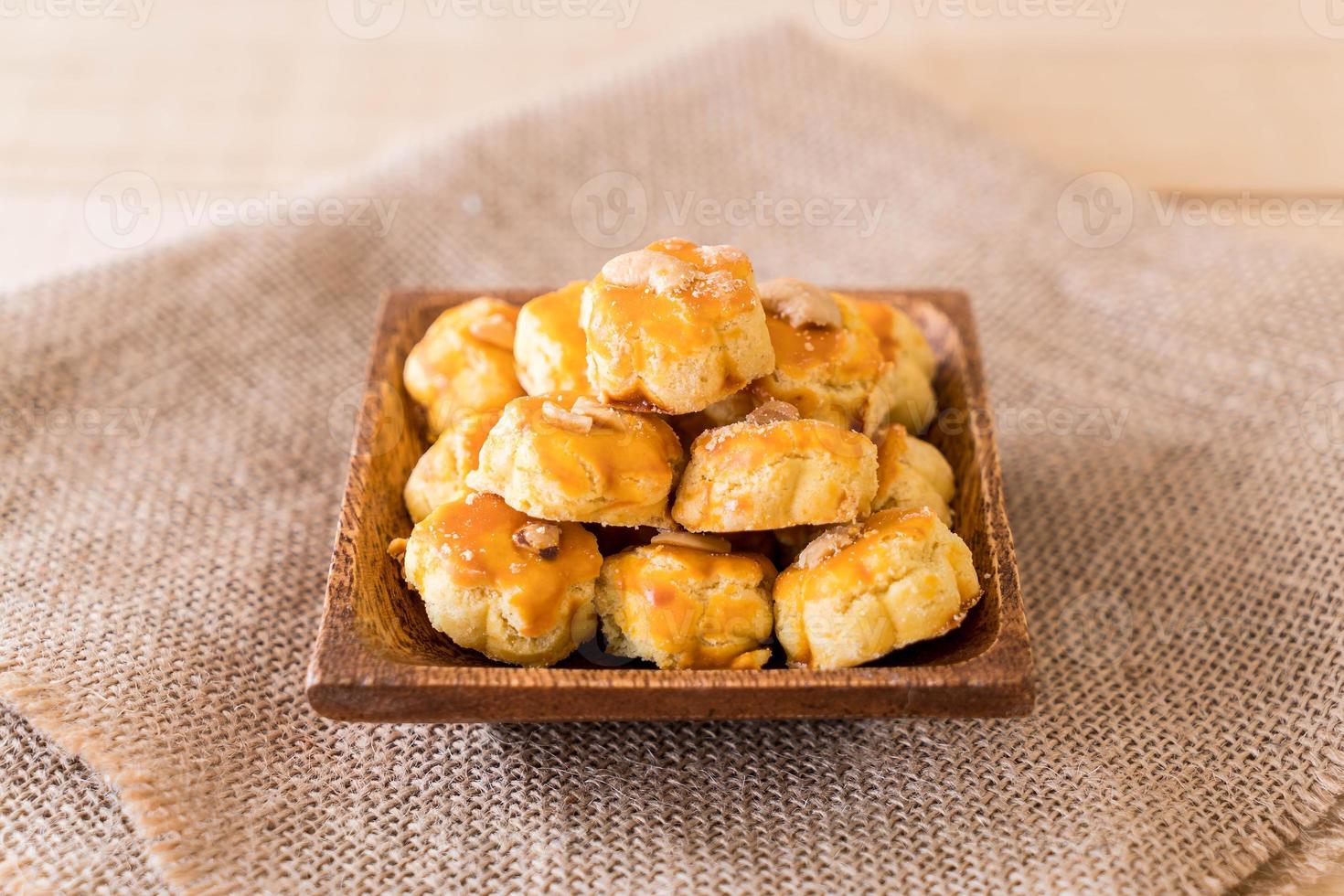 biscoitos durian em prato branco - sobremesa foto