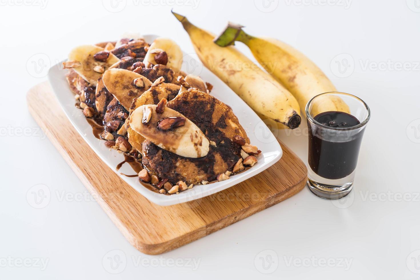 panqueca de amêndoa e banana com calda de chocolate foto