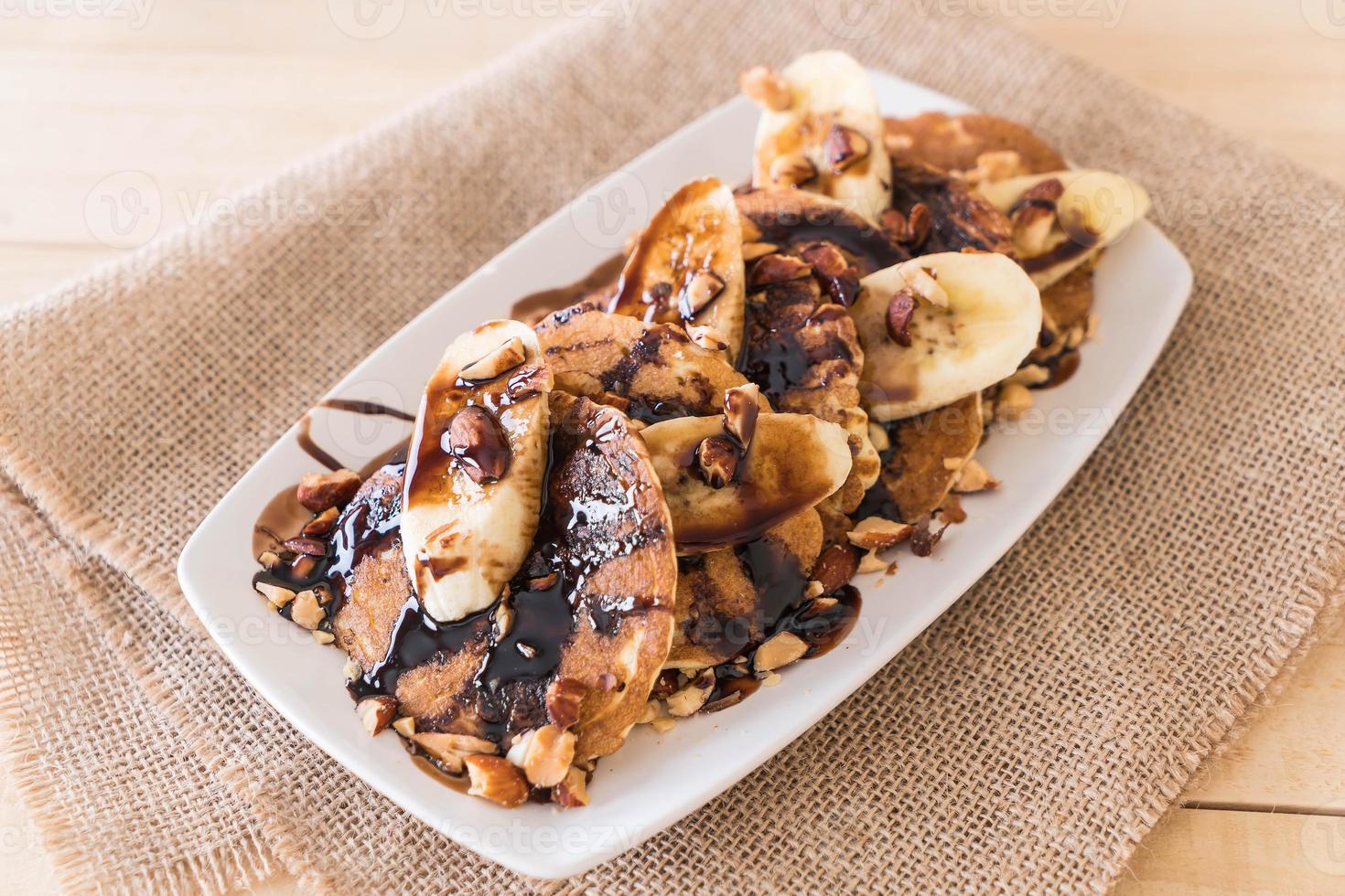 panqueca de amêndoa e banana com calda de chocolate foto