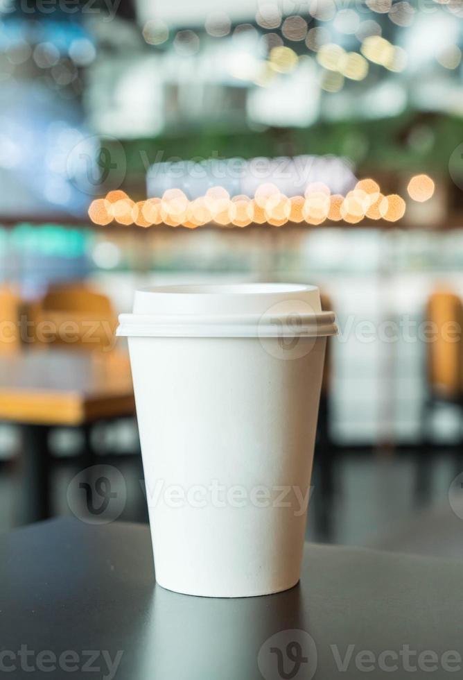 xícara de café quente na cafeteria foto