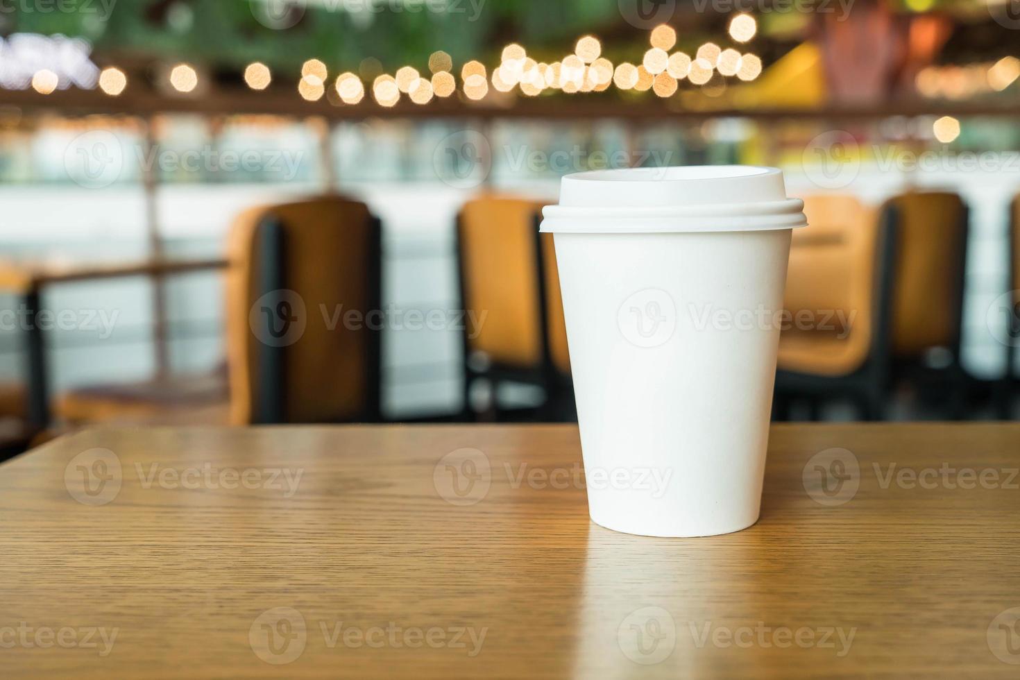 xícara de café quente na cafeteria foto