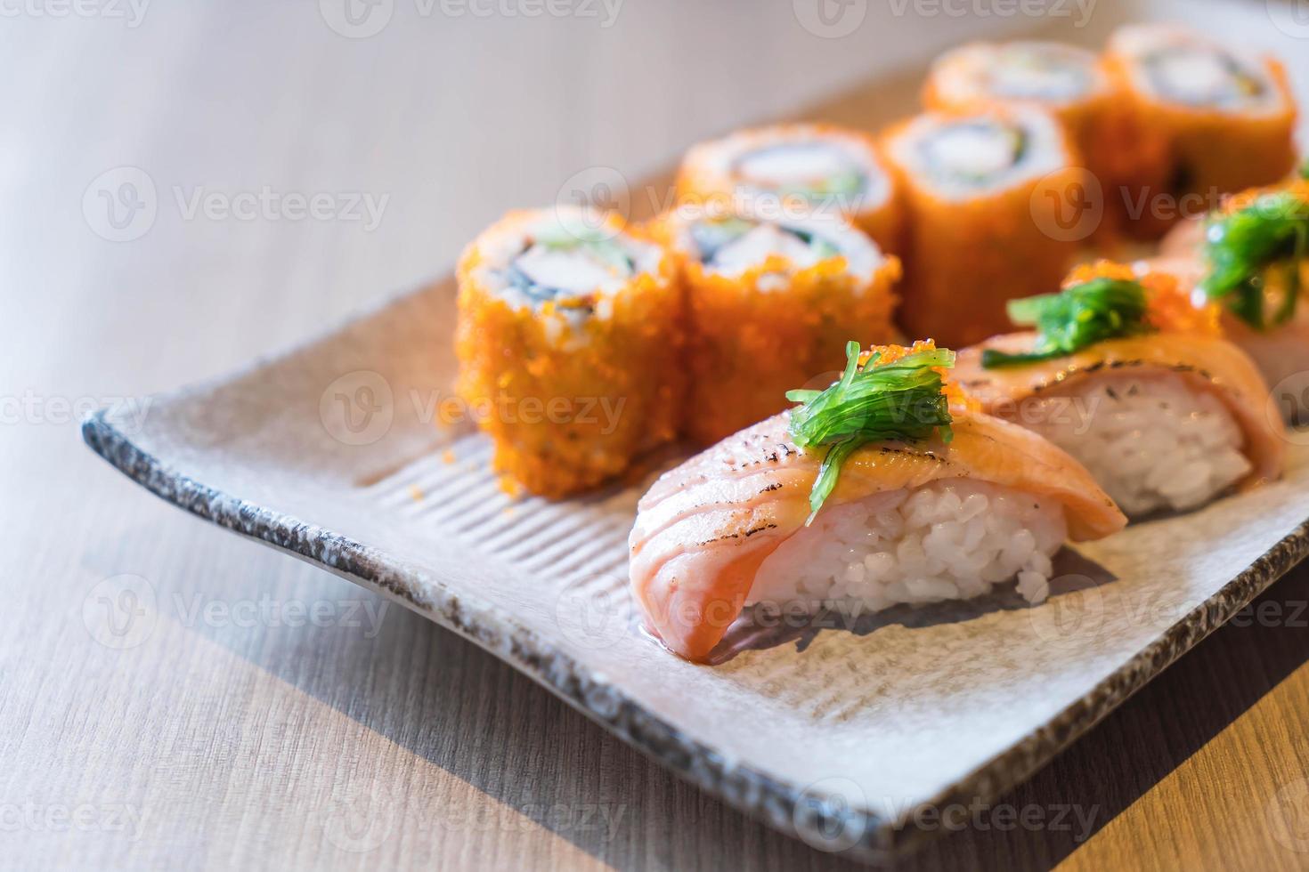 sushi de salmão e maki de salmão - comida japonesa foto