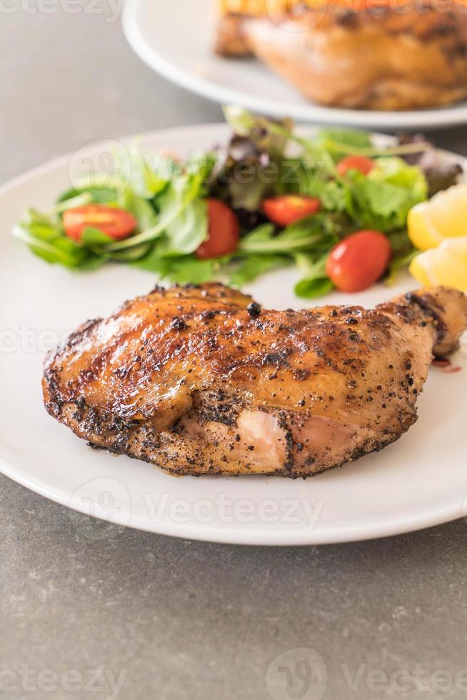 bife de frango na coxa no fundo branco foto