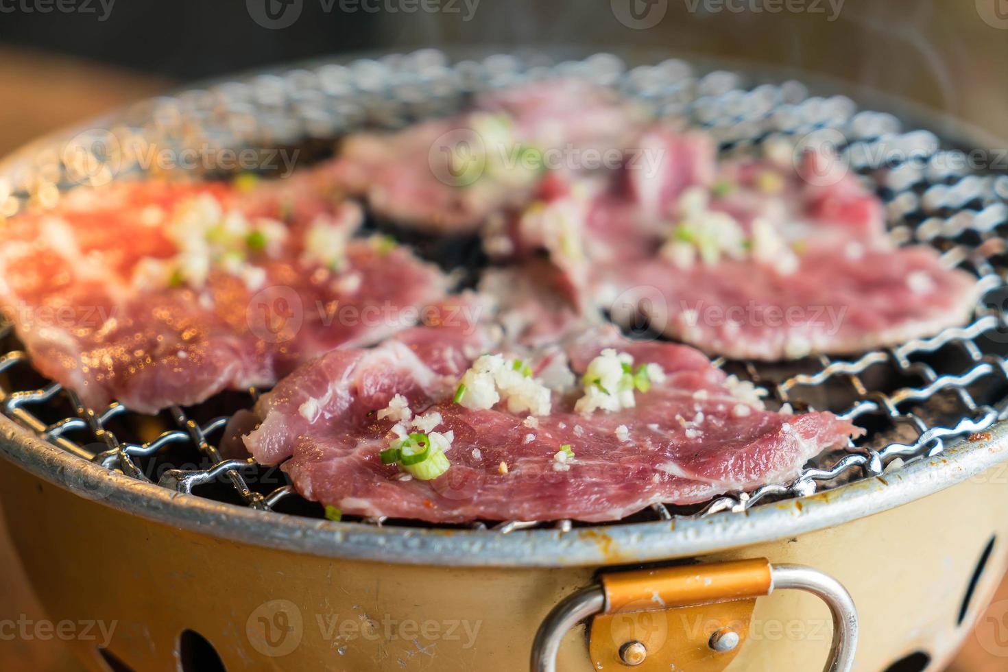 carne de porco na grelha a carvão - yakiniku - estilo coreano foto