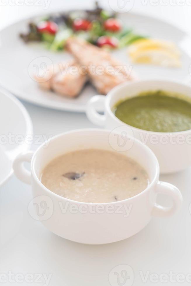 tigela de sopa de cogumelos foto