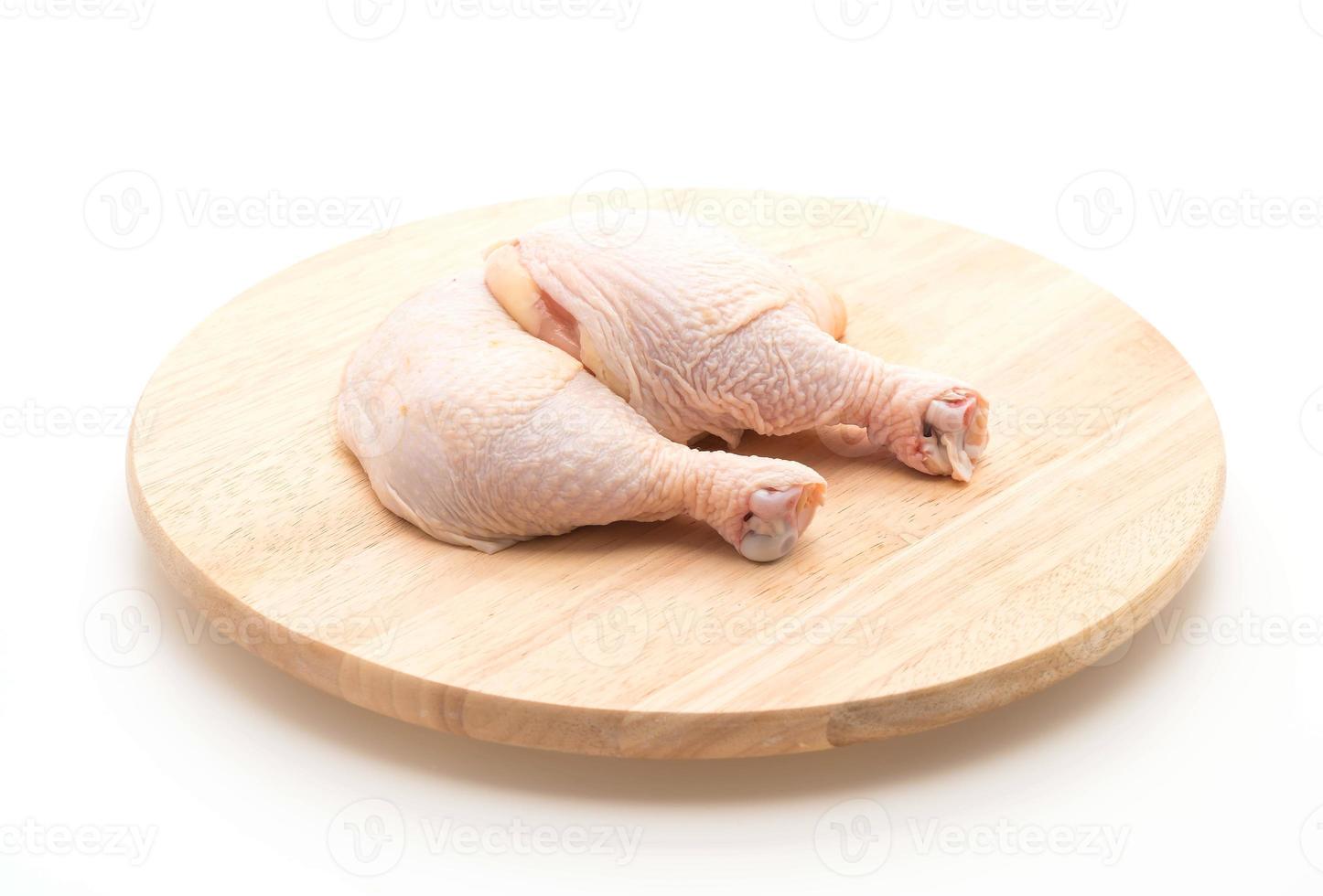 coxa de frango na tábua de madeira foto