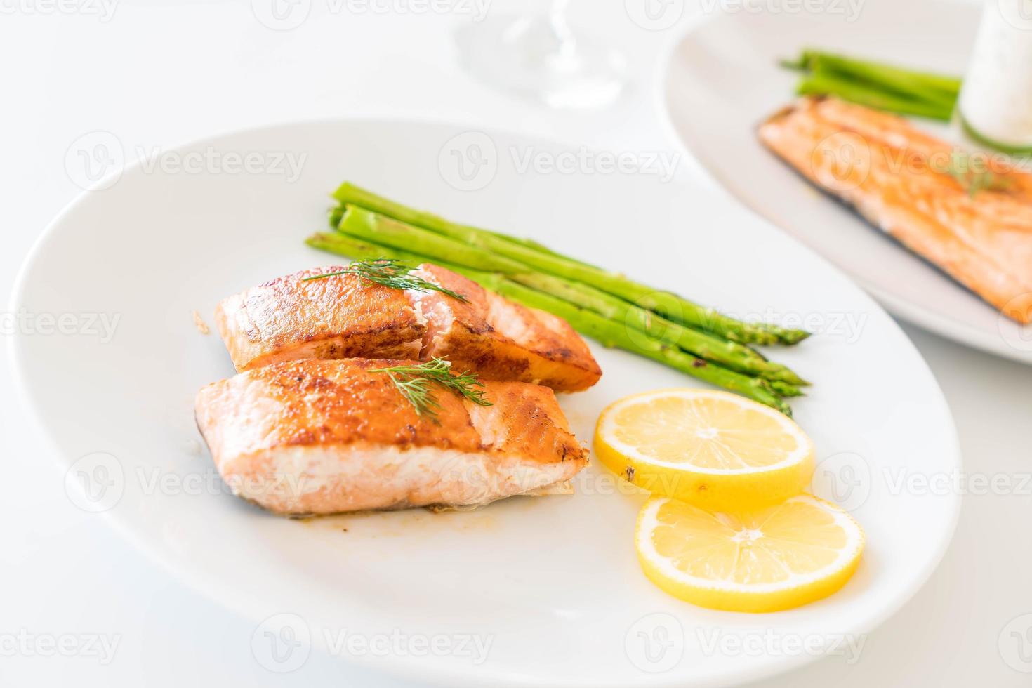 bife de salmão grelhado na mesa foto