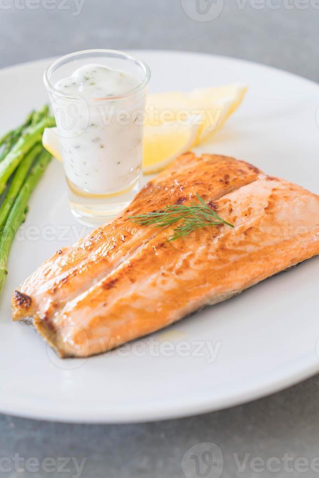 bife de salmão grelhado na mesa foto