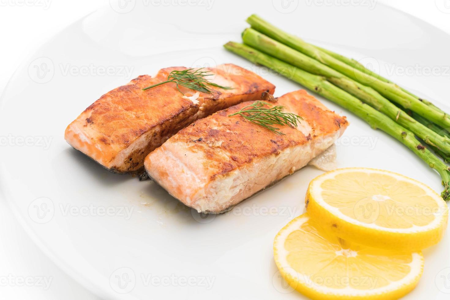 bife de salmão grelhado na mesa foto