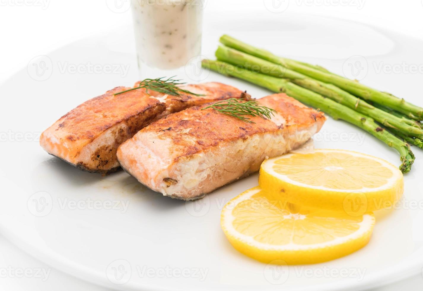 bife de salmão grelhado na mesa foto