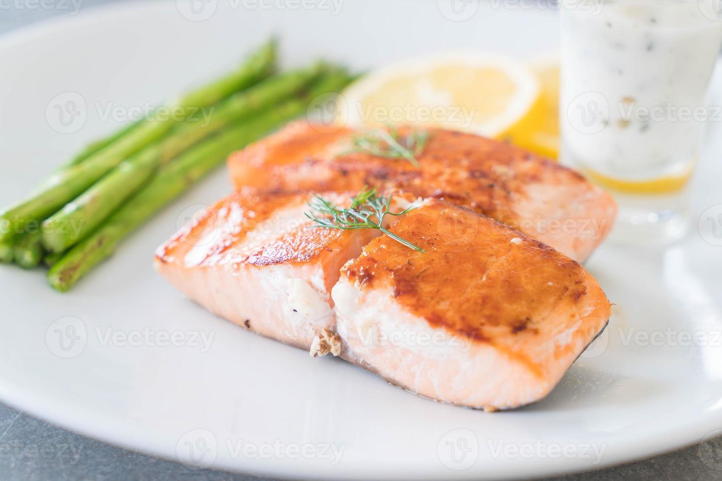 bife de salmão grelhado na mesa foto