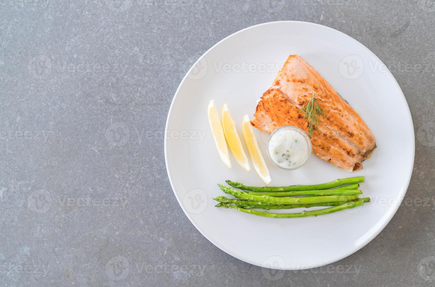 bife de salmão grelhado na mesa foto