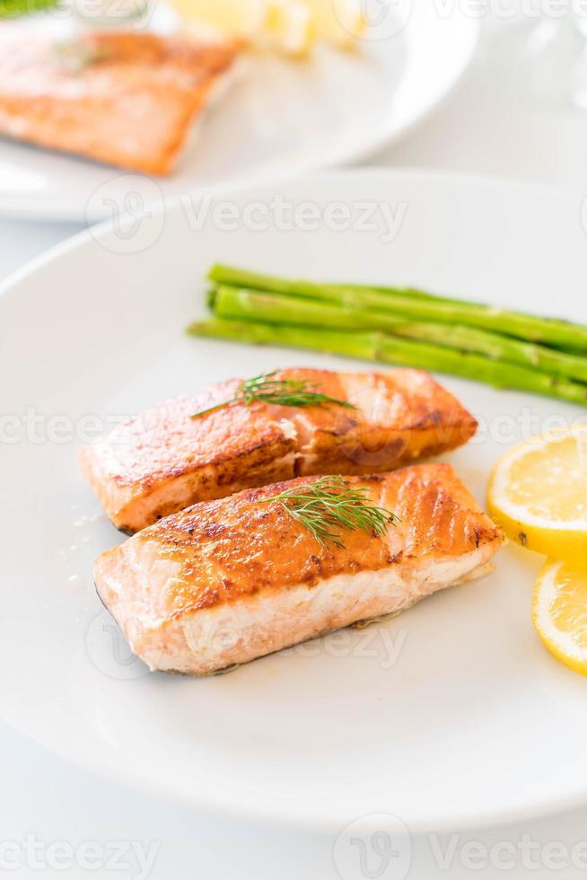 bife de salmão grelhado na mesa foto