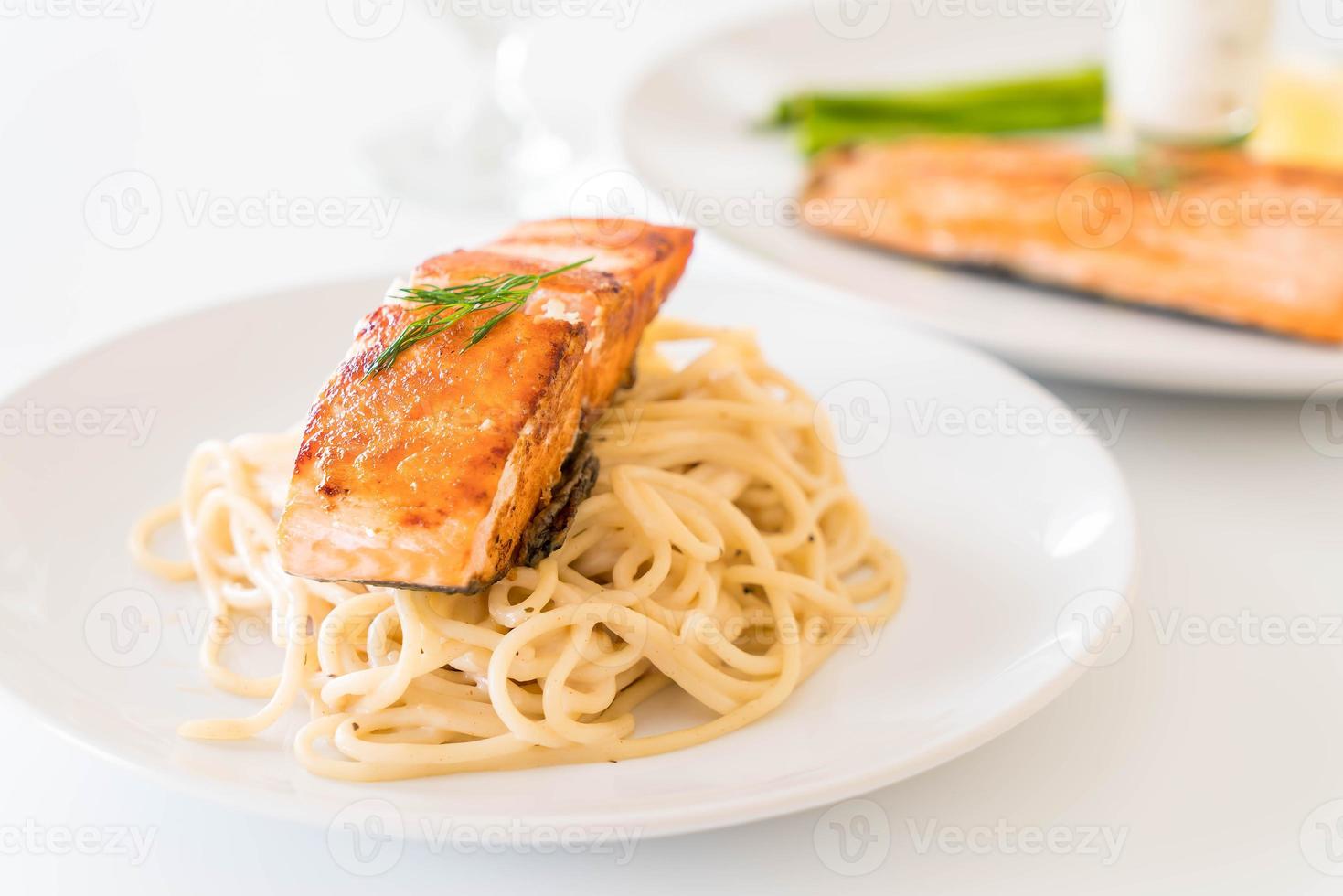 molho de creme de espaguete com salmão grelhado foto